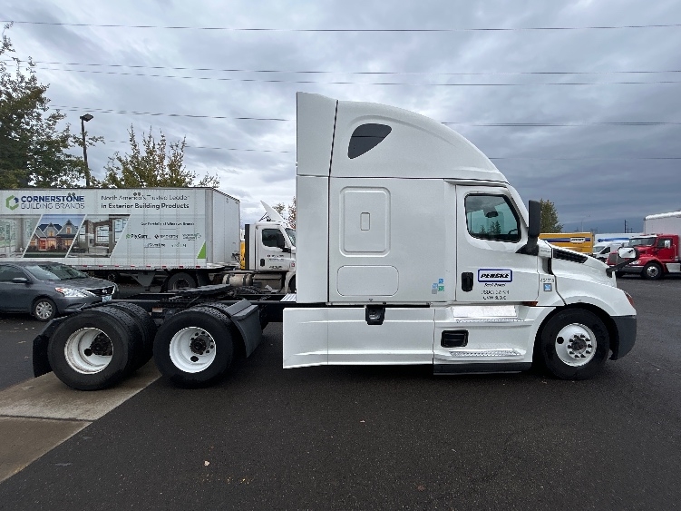 Used 2022 Freightliner Cascadia - photo 10