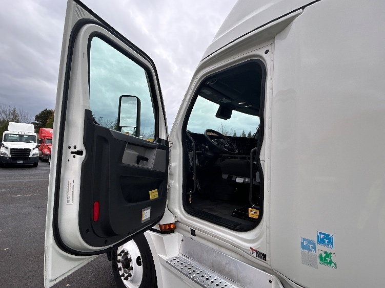 Used 2022 Freightliner Cascadia - photo 11