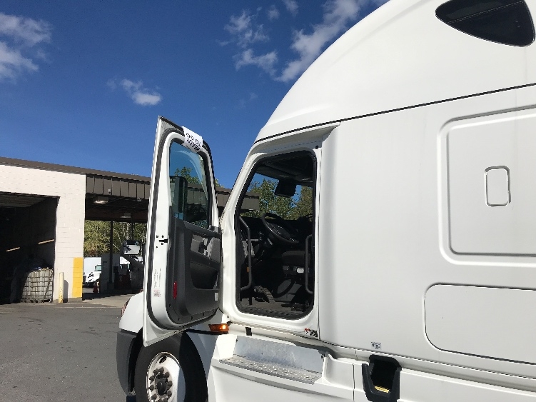 Used 2022 Freightliner Cascadia - photo 11
