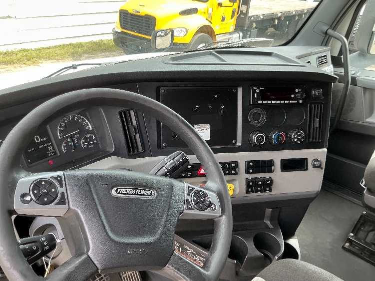 Used 2022 Freightliner Cascadia - photo 12