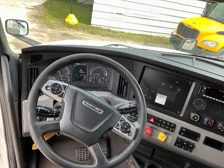 Used 2022 Freightliner Cascadia - photo 13