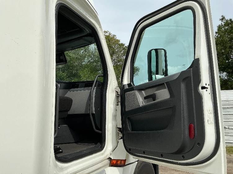 Used 2022 Freightliner Cascadia - photo 15