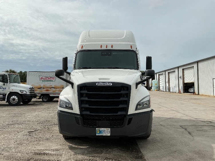 Used 2022 Freightliner Cascadia - photo 2