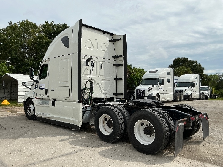 Used 2022 Freightliner Cascadia - photo 7