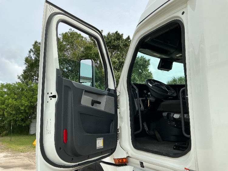 Used 2022 Freightliner Cascadia - photo 11