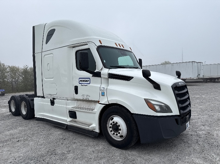Used 2022 Freightliner Cascadia - photo 1