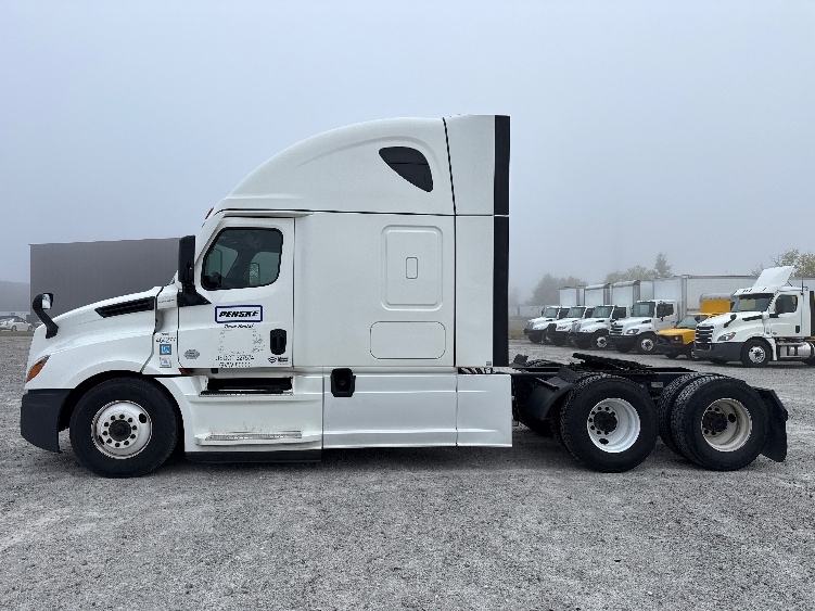 Used 2022 Freightliner Cascadia - photo 6
