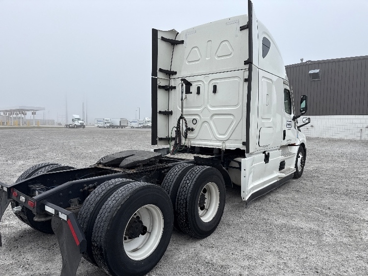 Used 2022 Freightliner Cascadia - photo 9