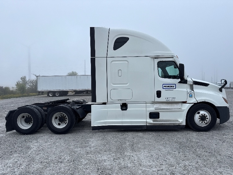 Used 2022 Freightliner Cascadia - photo 10