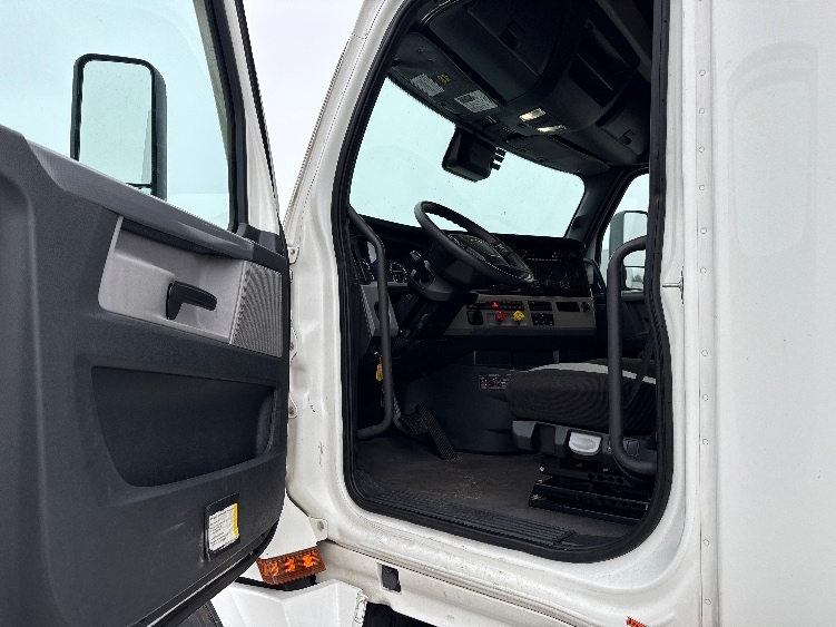 Used 2022 Freightliner Cascadia - photo 11