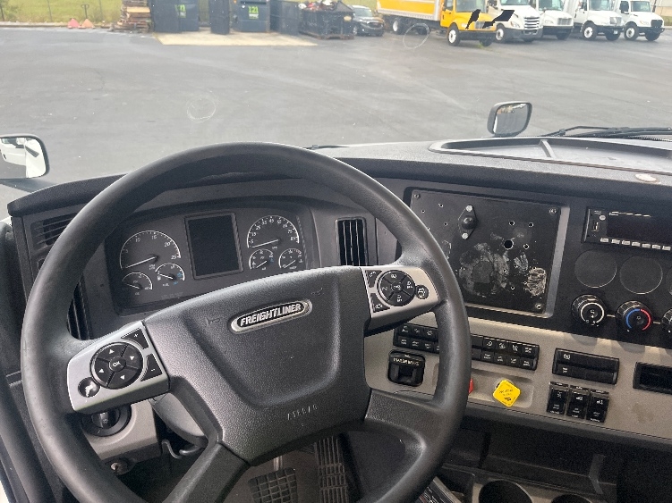 Used 2022 Freightliner Cascadia - photo 13