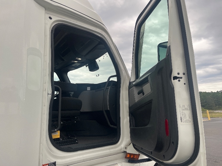 Used 2022 Freightliner Cascadia - photo 15