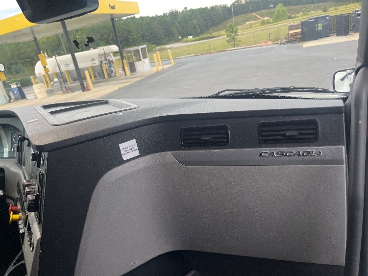 Used 2022 Freightliner Cascadia - photo 16