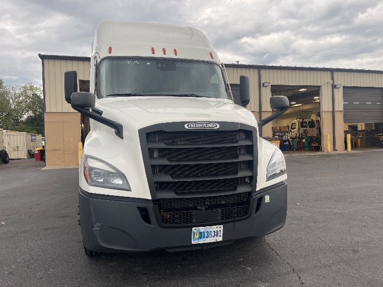 Used 2022 Freightliner Cascadia - photo 2