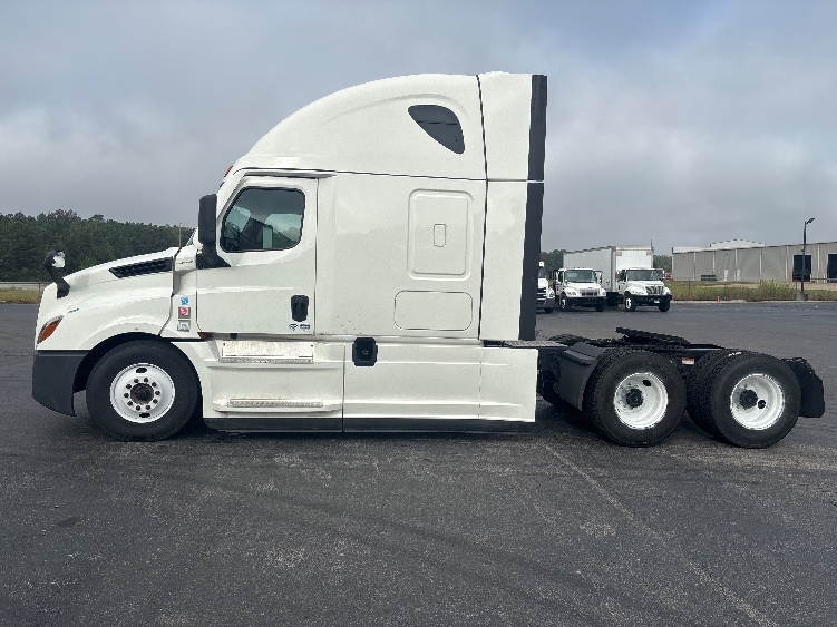 Used 2022 Freightliner Cascadia - photo 6
