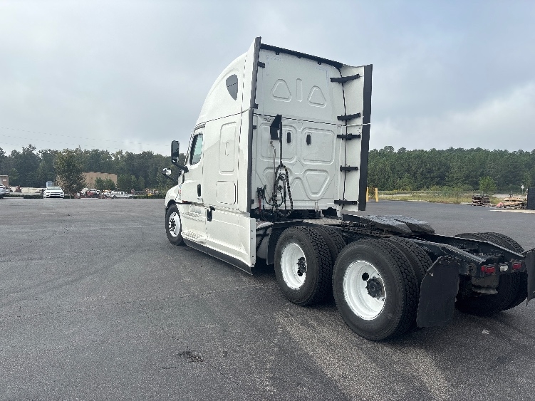 Used 2022 Freightliner Cascadia - photo 7