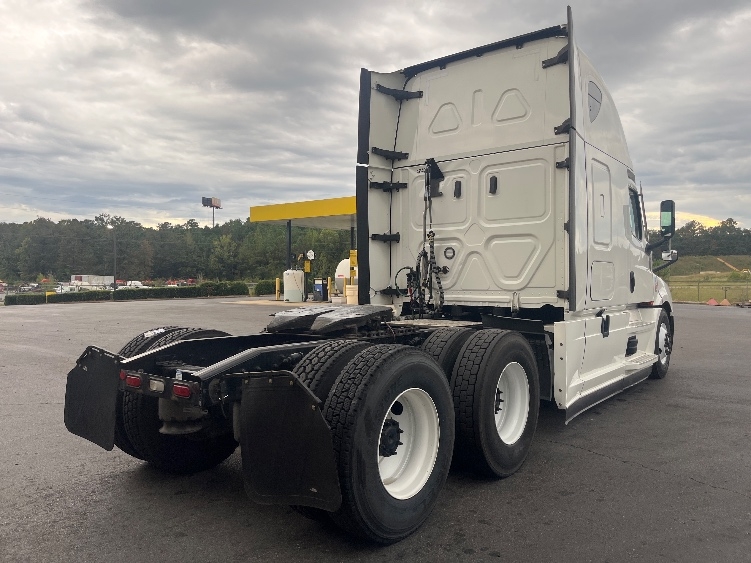 Used 2022 Freightliner Cascadia - photo 9
