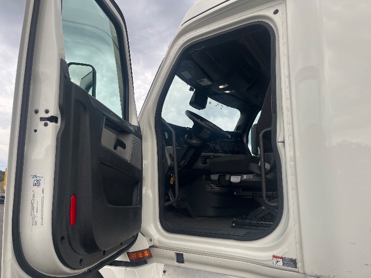 Used 2022 Freightliner Cascadia - photo 11