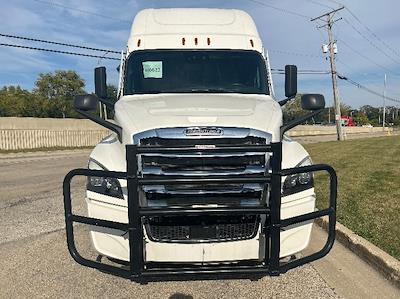 Used 2022 Freightliner Cascadia Detroit DD15AT Semi Truck with Sleeper Cab for sale #466632 - photo 2