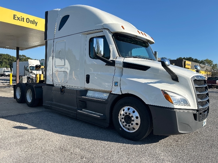 Used 2022 Freightliner Cascadia - photo 1