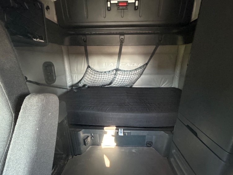 Used 2022 Freightliner Cascadia - photo 18