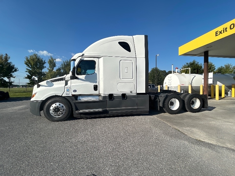 Used 2022 Freightliner Cascadia - photo 6