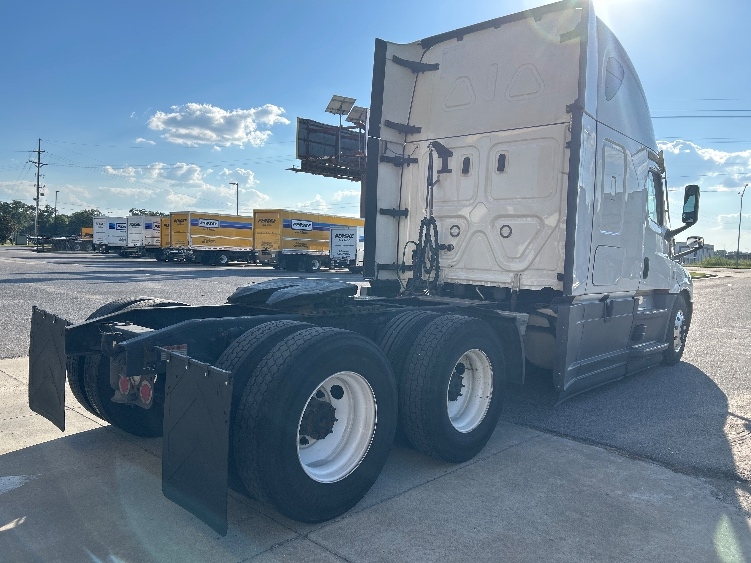 Used 2022 Freightliner Cascadia - photo 9