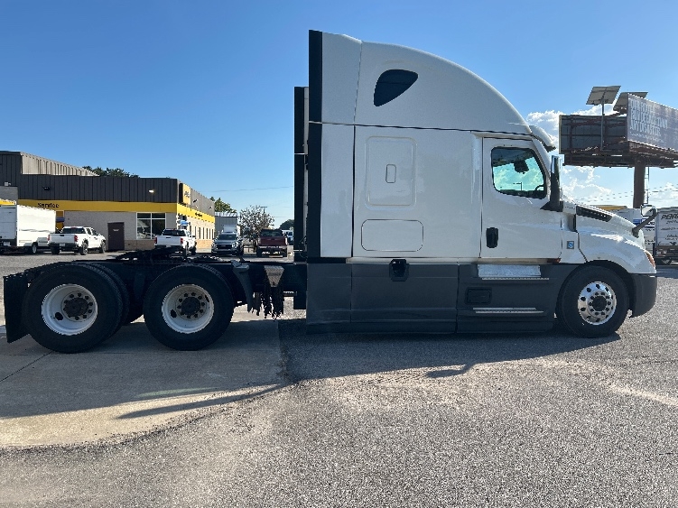 Used 2022 Freightliner Cascadia - photo 10
