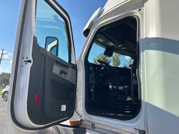 Used 2022 Freightliner Cascadia - photo 11