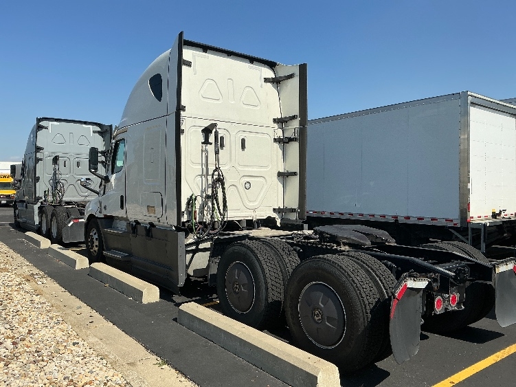 Used 2022 Freightliner Cascadia - photo 7