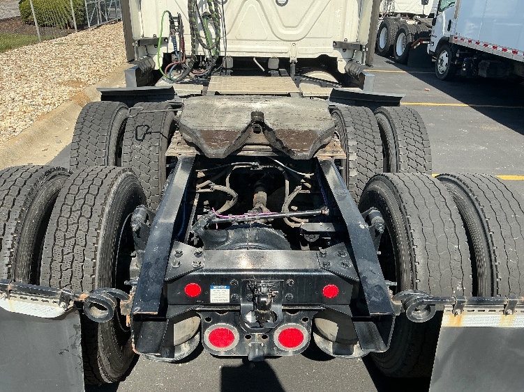 Used 2022 Freightliner Cascadia - photo 8