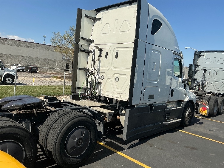 Used 2022 Freightliner Cascadia - photo 9
