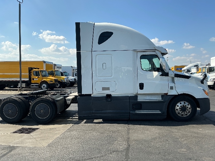Used 2022 Freightliner Cascadia - photo 10