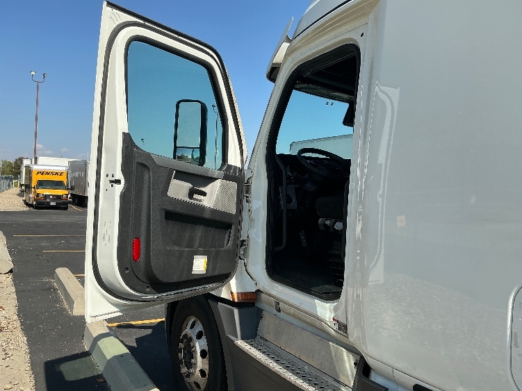 Used 2022 Freightliner Cascadia - photo 11