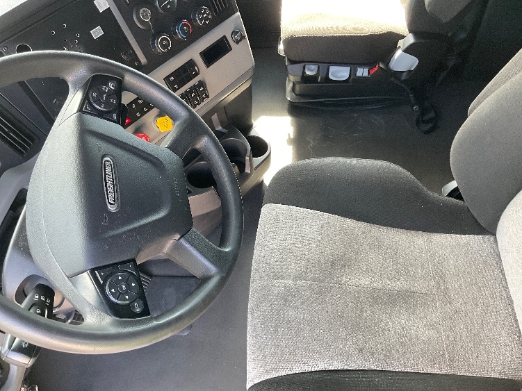 Used 2022 Freightliner Cascadia - photo 12