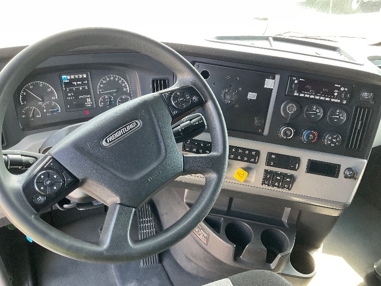 Used 2022 Freightliner Cascadia - photo 13
