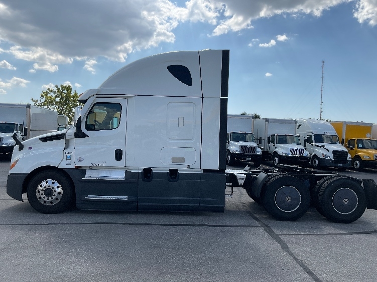 Used 2022 Freightliner Cascadia - photo 6