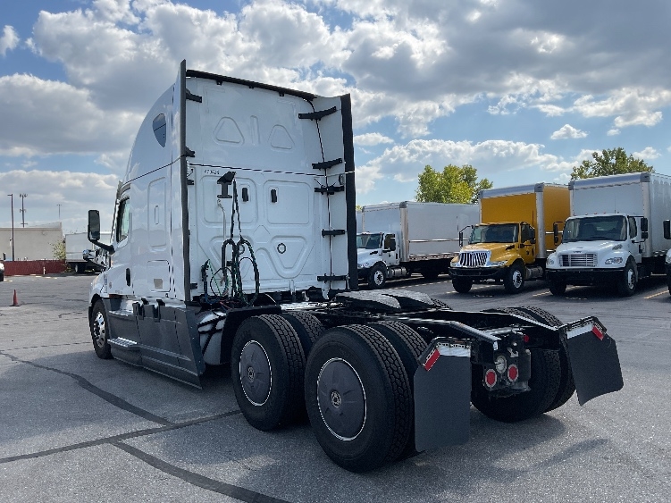 Used 2022 Freightliner Cascadia - photo 7