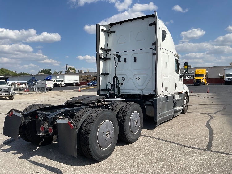 Used 2022 Freightliner Cascadia - photo 9