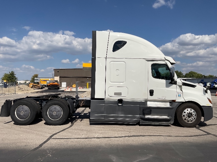 Used 2022 Freightliner Cascadia - photo 10