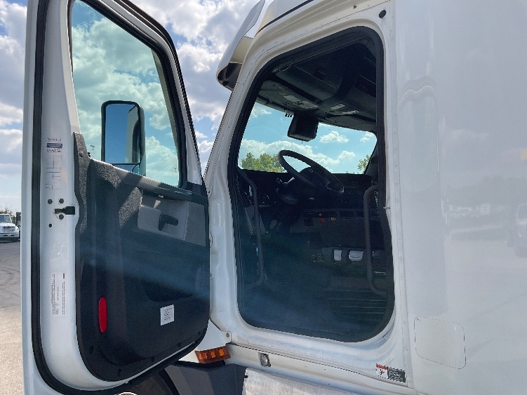 Used 2022 Freightliner Cascadia - photo 11