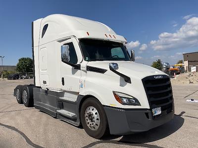 Used 2022 Freightliner Cascadia Detroit DD15AT Semi Truck with Sleeper Cab for sale #468426 - photo 1