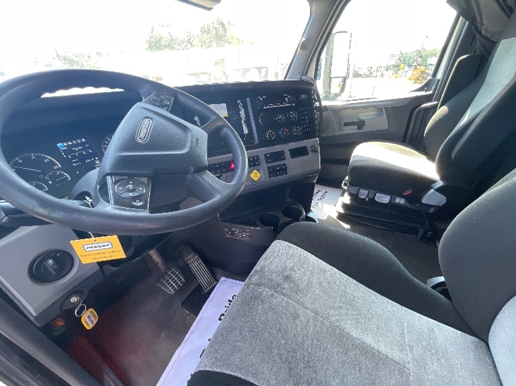 Used 2022 Freightliner Cascadia - photo 12