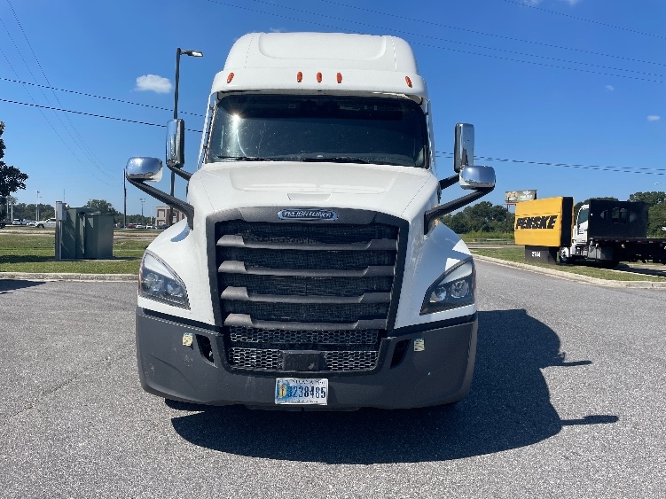 Used 2022 Freightliner Cascadia - photo 2
