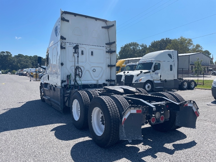 Used 2022 Freightliner Cascadia - photo 7
