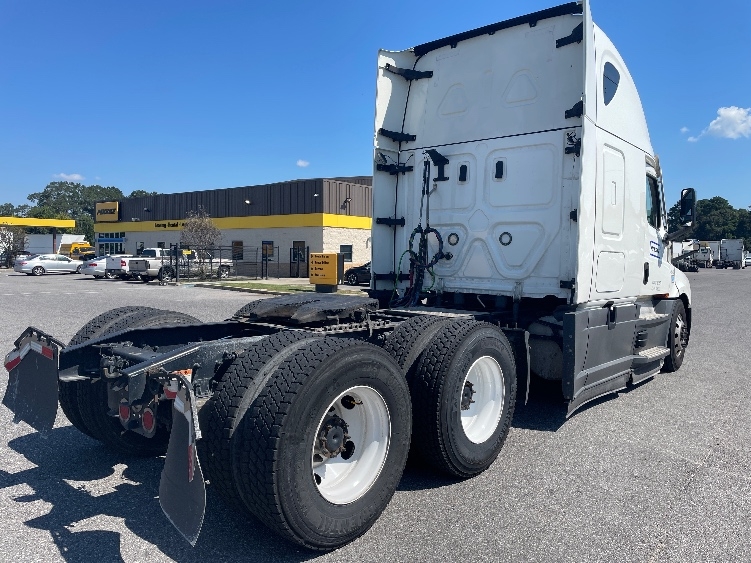 Used 2022 Freightliner Cascadia - photo 9