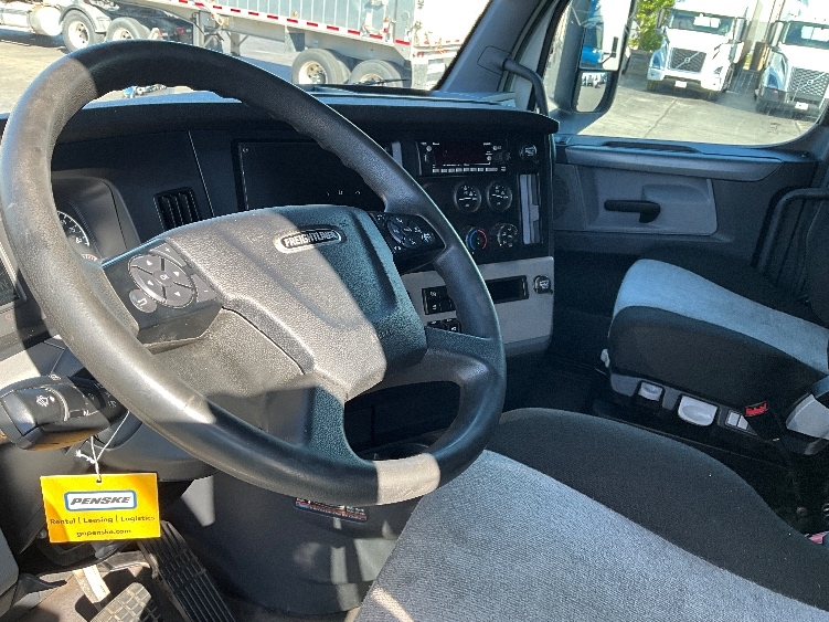Used 2022 Freightliner Cascadia - photo 12