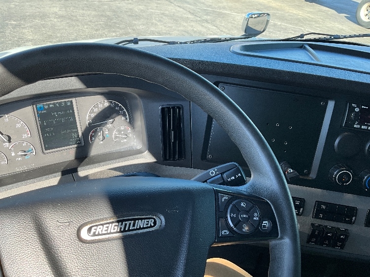 Used 2022 Freightliner Cascadia - photo 13