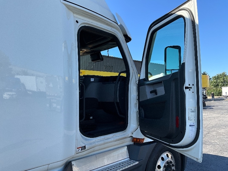 Used 2022 Freightliner Cascadia - photo 15