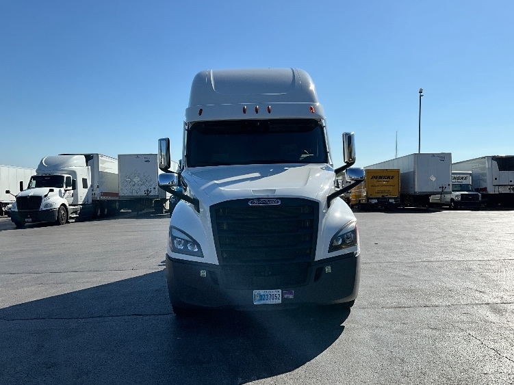Used 2022 Freightliner Cascadia - photo 2